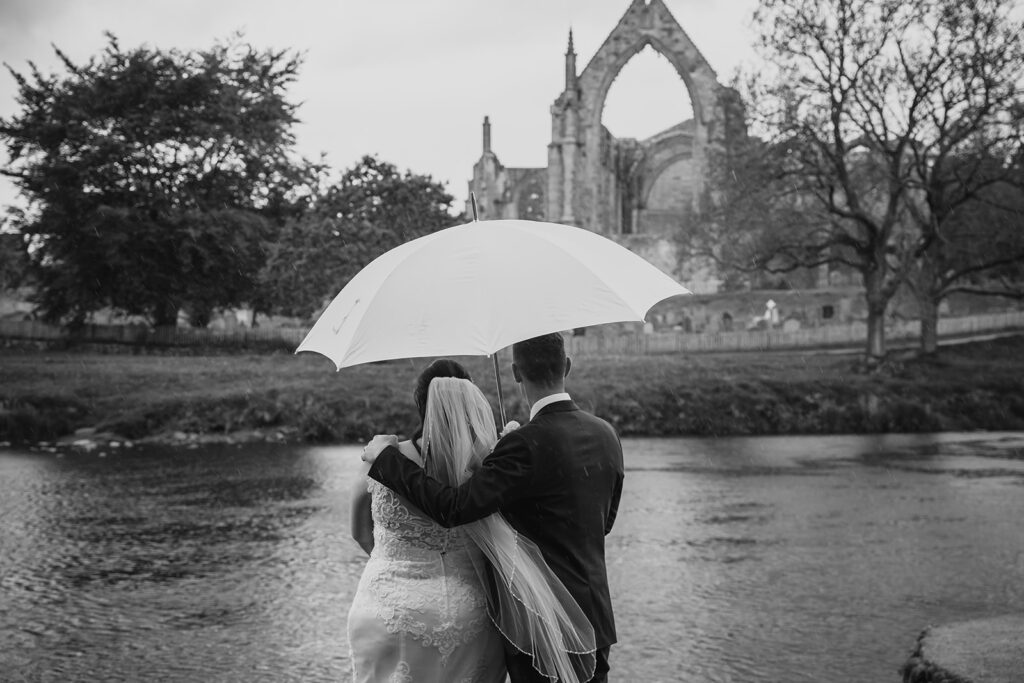 Rainy Wedding Photo Story Ideas That Work